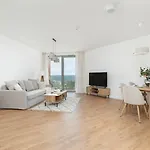 With Direct Sea View Apartman *