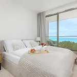 With Direct Sea View Apartman *